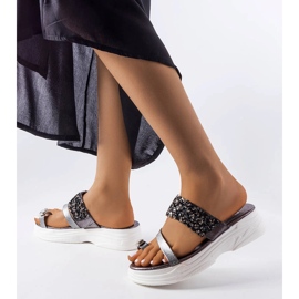 Chanclas grises con adorno de bisutería de Cotilde plata 1 Chanclas grises con adorno de bisutería de Cotilde plata 1