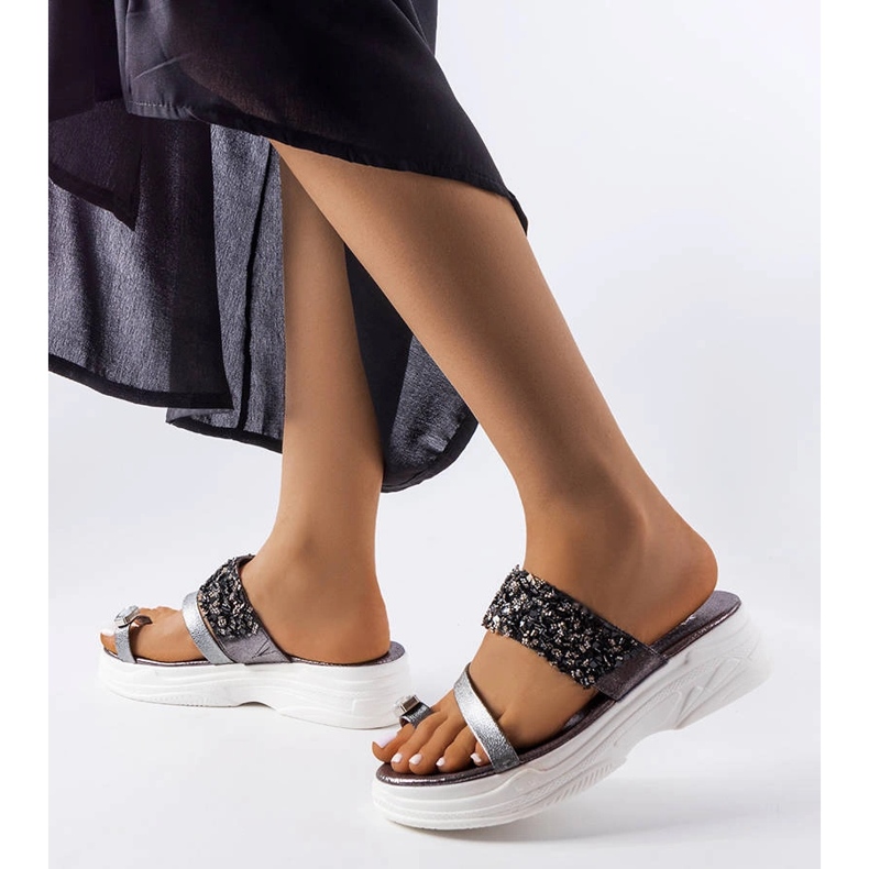 Chanclas grises con adorno de bisutería de Cotilde plata 1