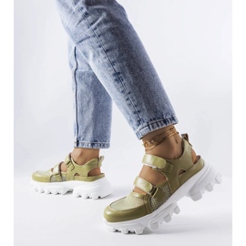 Zapatillas verdes en una suela masiva de Djurs 1 Zapatillas verdes en una suela masiva de Djurs 1