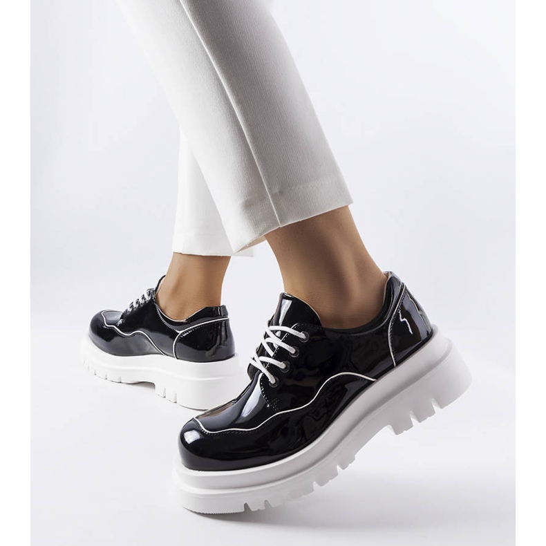 Zapatos brogue negros sobre una enorme suela Cheshire 1