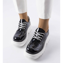 Zapatos brogue negros sobre una enorme suela Cheshire 2
