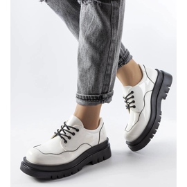 Zapatos brogue blancos sobre una enorme suela Cheshire 1