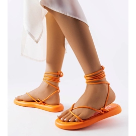 Sandalias naranjas con cordones de Laurence 1