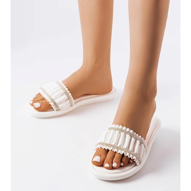 Chanclas blancas con volantes y circonitas de Anapor blanco 1