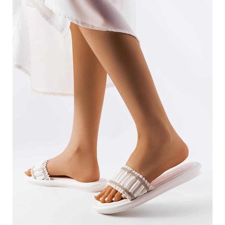 Chanclas blancas con volantes y circonitas de Anapor blanco 2