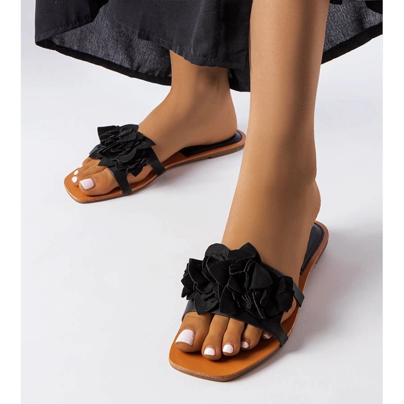 Chanclas negras decoradas con flores de Rapids negro 1 Chanclas negras decoradas con flores de Rapids negro 1