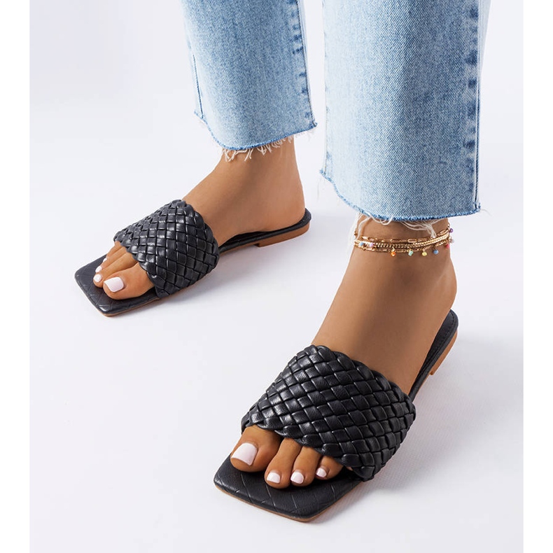 Chanclas tejidas en negro pan de oro 1