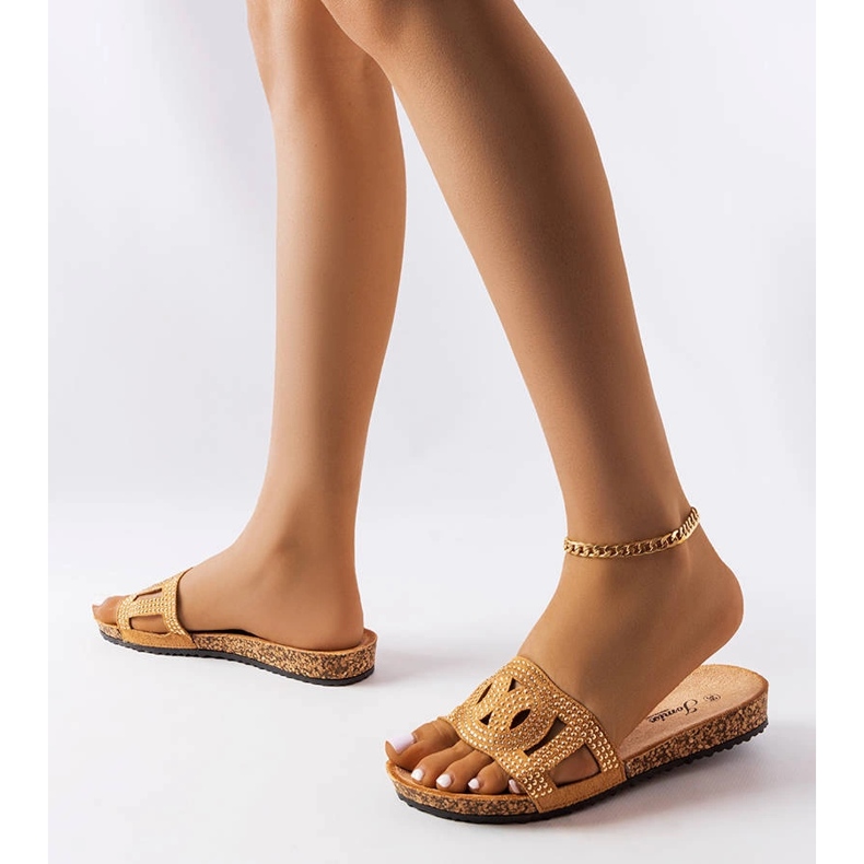 Chanclas beige decoradas con chorros Lagacé 2