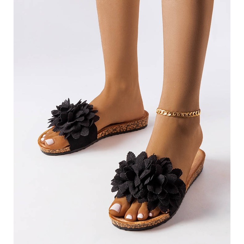 Zapatillas negras decoradas con flores. negro 1