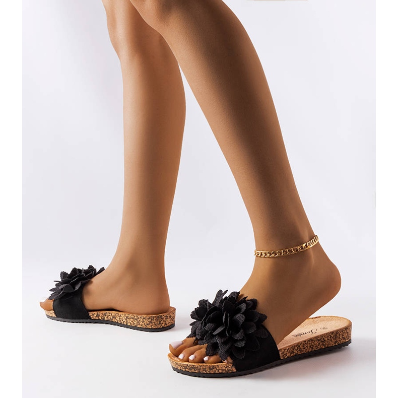 Zapatillas negras decoradas con flores. negro 2