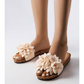 Babuchas beige decoradas con flores Farland 1