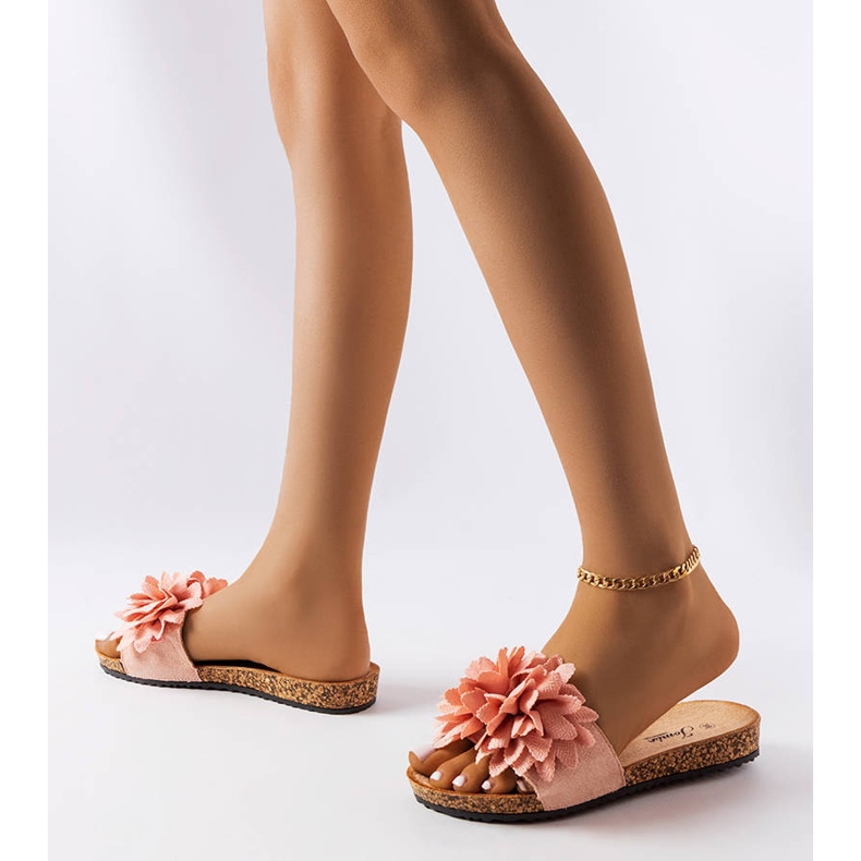 Pantuflas rosas decoradas con flores de Farland 2