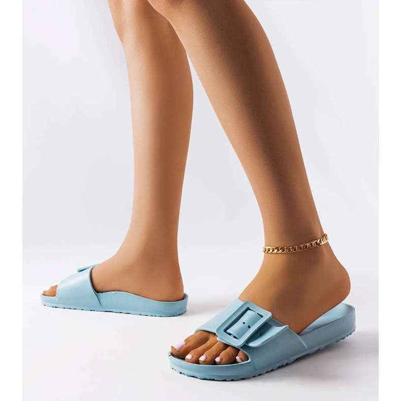Chanclas de goma azules con hebilla de Nelm 2