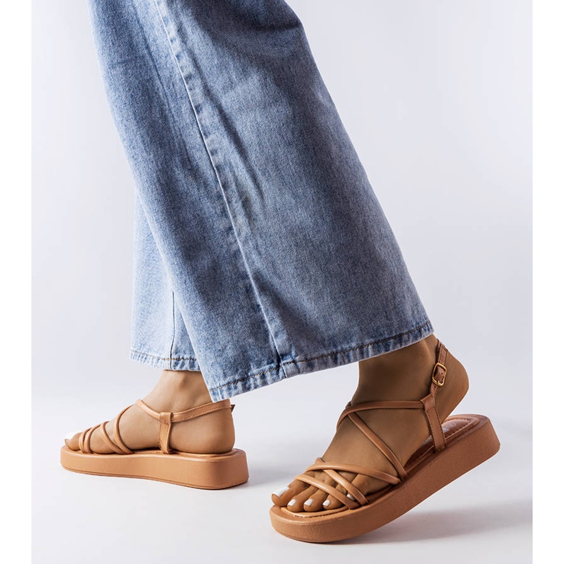 Sandalias marrones con plataforma de Brunelle. marrón 1