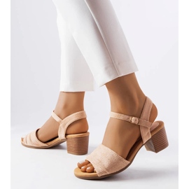 Sandalias beige de tacón bajo de Broom 1