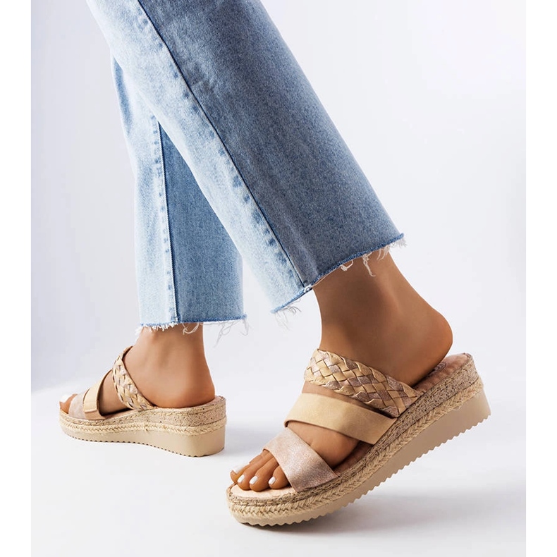 Sandalias beige con cuña de Boston 1