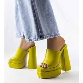 Sandalias verdes de tacón alto de Mercure 1