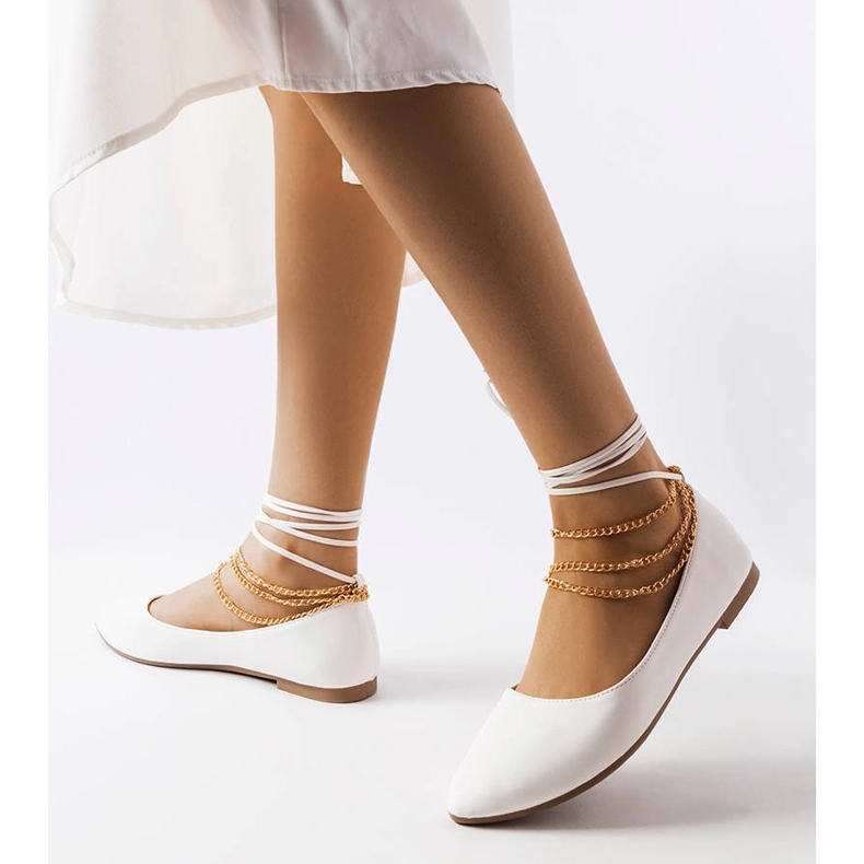 Bailarinas blancas con hebilla decorativa de Donat blanco 1 Bailarinas blancas con hebilla decorativa de Donat blanco 1