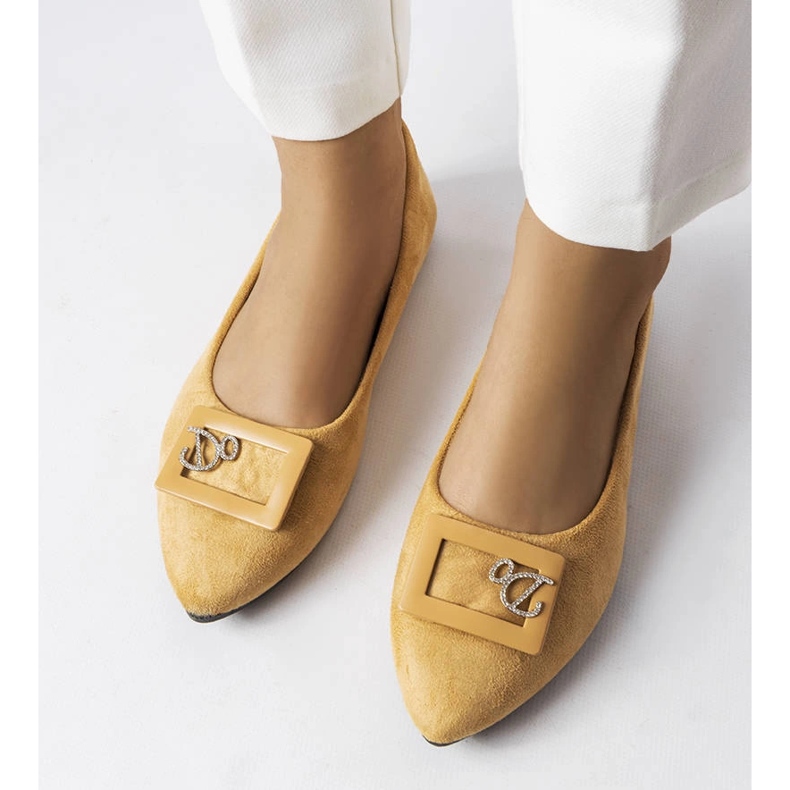 Bailarinas beige decoradas con pedrería de Fleming 1