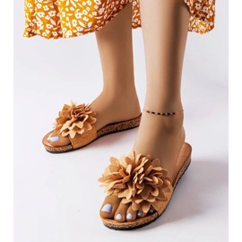 Pantuflas marrones decoradas con flores Farland marrón 1 Pantuflas marrones decoradas con flores Farland marrón 1