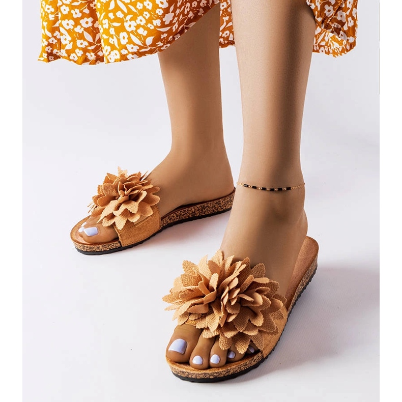 Pantuflas marrones decoradas con flores Farland marrón 1 Pantuflas marrones decoradas con flores Farland marrón 1