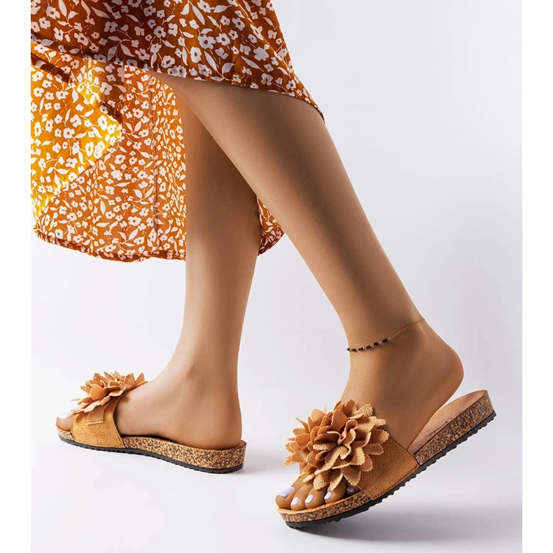 Pantuflas marrones decoradas con flores Farland marrón 2 Pantuflas marrones decoradas con flores Farland marrón 2