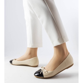 Bailarinas con puntera de charol beige de Despins 1