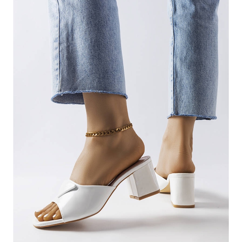 Solapas lacadas en blanco en el poste de la Delegación 2 Solapas lacadas en blanco en el poste de la Delegación 2