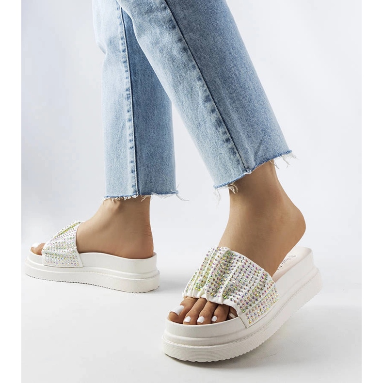 Sandalias blancas en la plataforma con circonitas cúbicas de Franet blanco 1