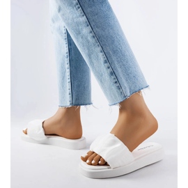 Chanclas blancas decoradas con volantes Boulevard blanco 2