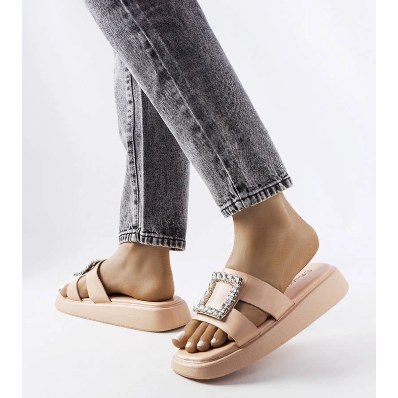 Chanclas beige con pedrería de Fusberta 1