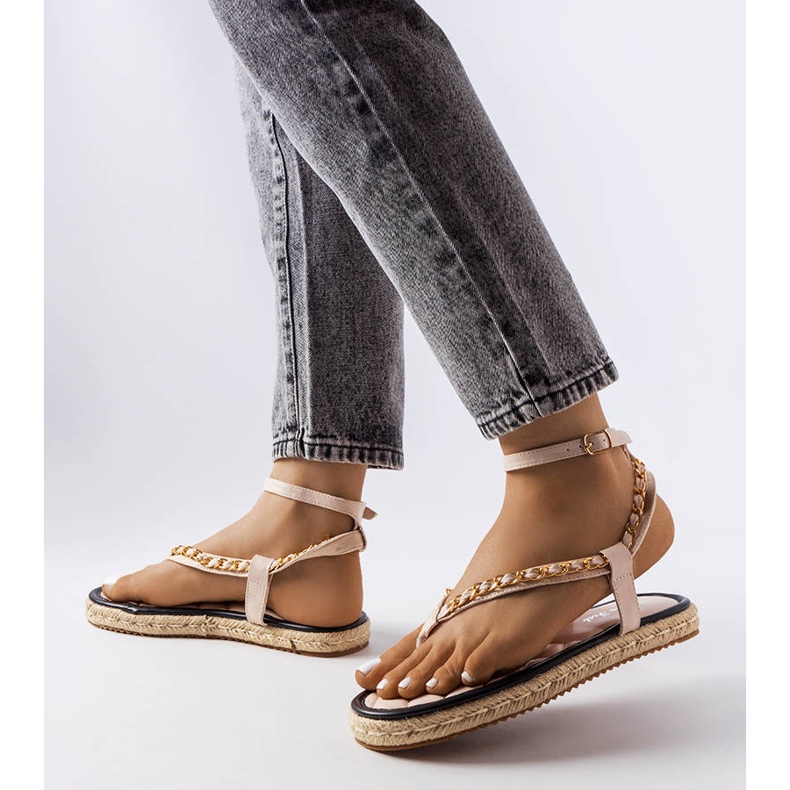 Sandalias beige decoradas con una cadena de Varieur 2