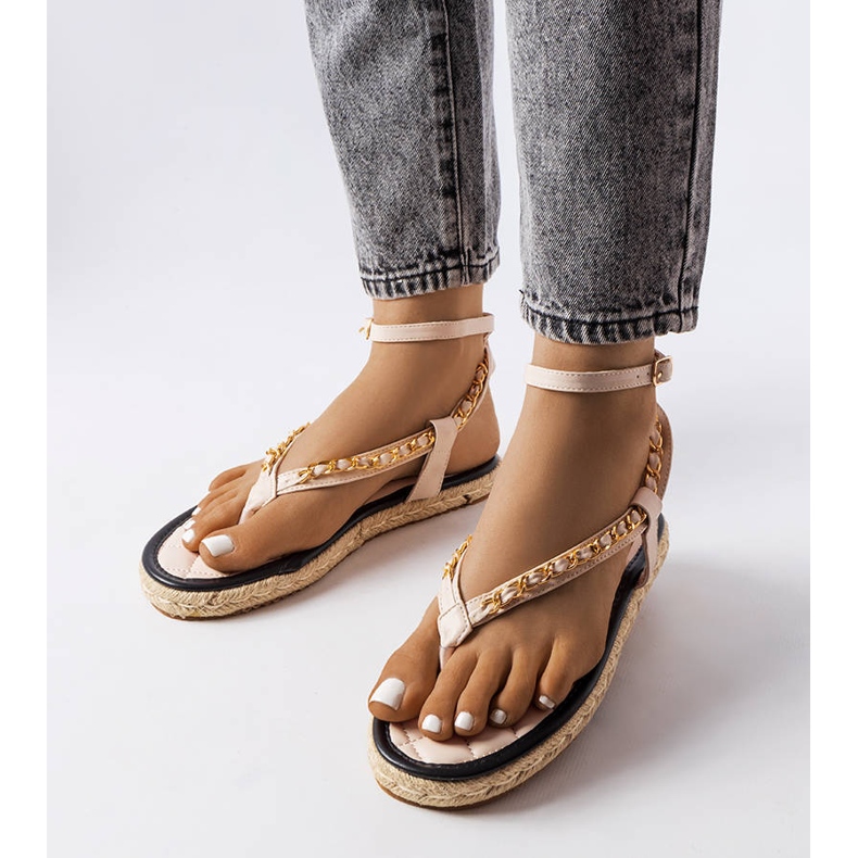Sandalias beige decoradas con una cadena de Varieur 1