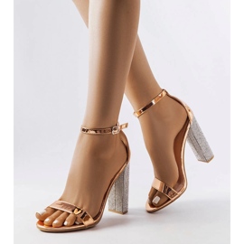 Sandalias de champán en un poste Rette decorativo dorado 1