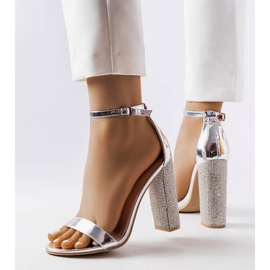 Sandalias plateadas en un poste Rette decorativo plata 1