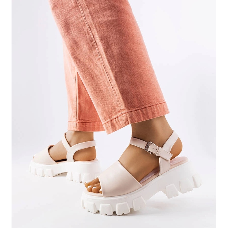 Sandalias beige en una suela masiva de Vinceza 1