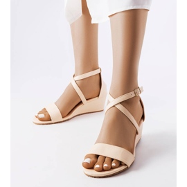 Sandalias beige con cuña de Flushing 1