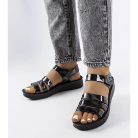 Sandalias de cuña lacadas en negro de Covillon 1