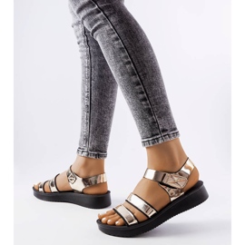 Sandalias Brices lacadas en oro dorado 1