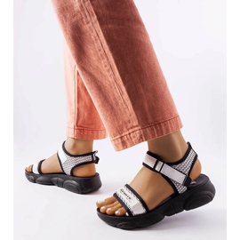 Sandalias deportivas en blanco y negro de Faribault 1 Sandalias deportivas en blanco y negro de Faribault 1