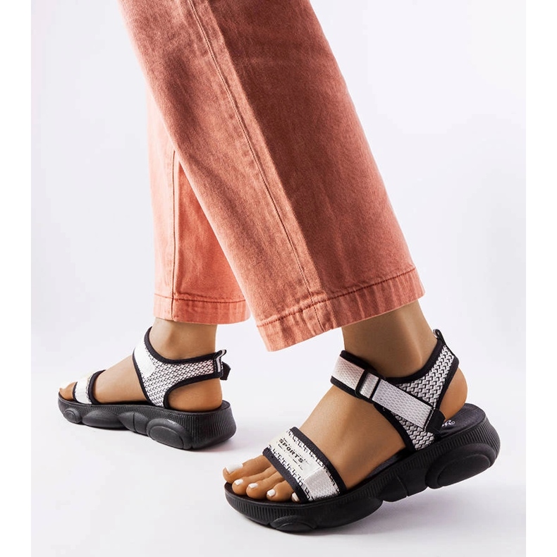 Sandalias deportivas en blanco y negro de Faribault 1 Sandalias deportivas en blanco y negro de Faribault 1