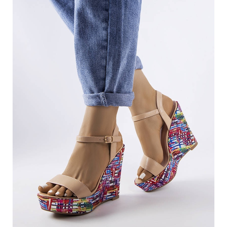 Sandalias de cuña con adornos beige de Fairmont 1