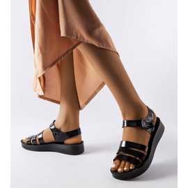 Sandalias de cuña lacadas en negro de Covillon 2