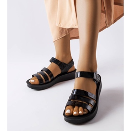 Sandalias de cuña lacadas en negro de Covillon 1
