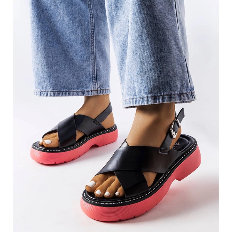 Sandalias negras sobre plataforma rosa de Rozana negro 1