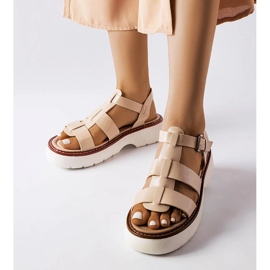 Sandalias beige con plataforma de Loli. 1