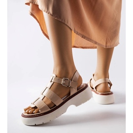 Sandalias beige con plataforma de Loli. 2