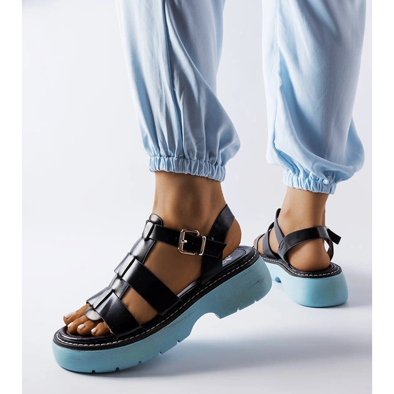 Sandalias negras sobre plataforma azul de Lola negro 2