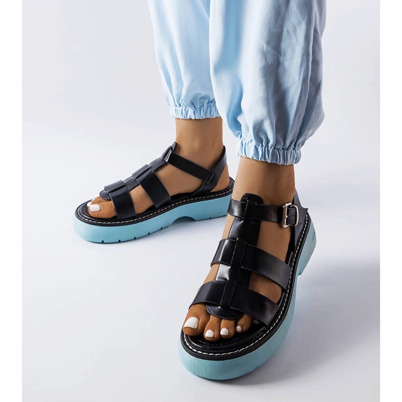 Sandalias negras sobre plataforma azul de Lola negro 1