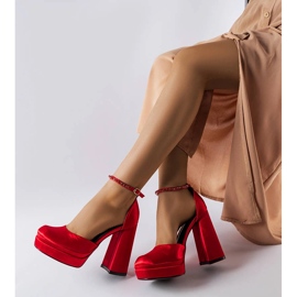 Zapatos rojos de tacón alto de Elida. 1